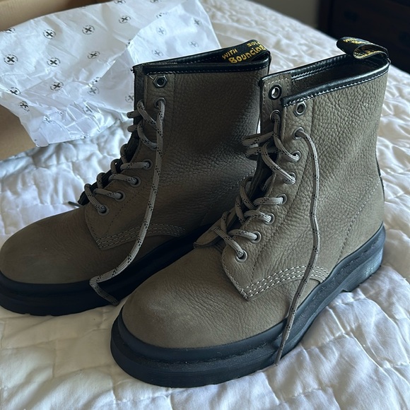 Dr. Martens women’s size 7 - Picture 1 of 7